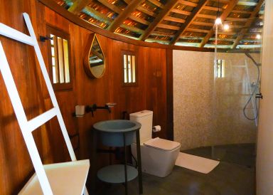 Salle de bain avec douche à l'italienne.